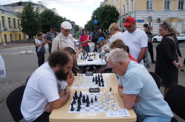 Жители Твери сыграли в местный стоклеточный вариант шахмат