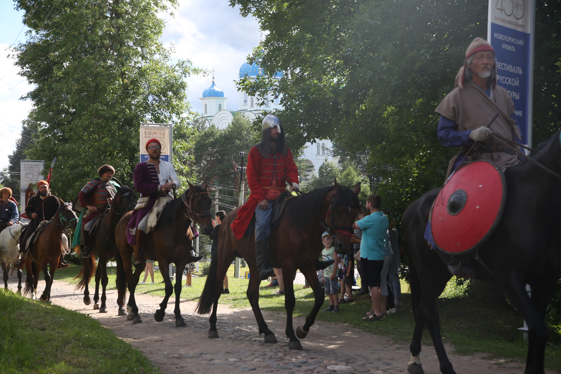 В Торжок прибыли участники реконструкции конного похода Александра Невского