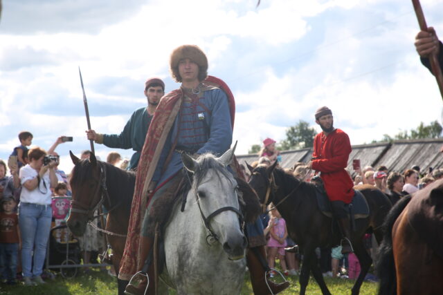 В Торжок прибыли участники реконструкции конного похода Александра Невского В Торжок прибыли участники реконструкции конного похода Александра Невского
