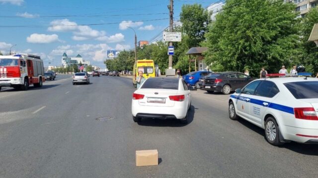 На площади Капошвара в Твери столкнулись легковушка и мотоцикл
