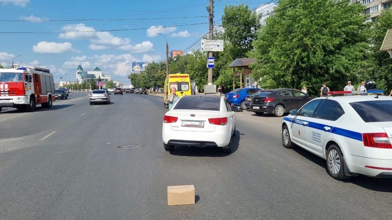 На площади Капошвара в Твери столкнулись легковушка и мотоцикл На площади Капошвара в Твери столкнулись легковушка и мотоцикл