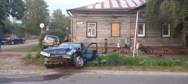 На дороге в Тверской области столкнулись ВАЗ и Шевроле Нива