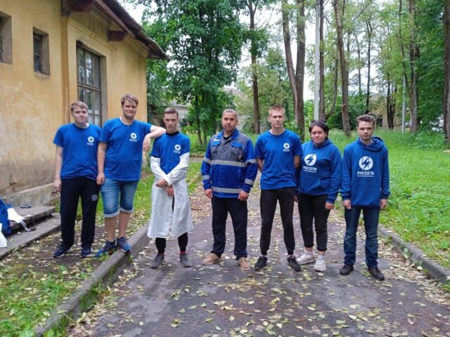 Участники студотряда «Тверьэнерго» помогли в уборке территорий социально значимых объектов области