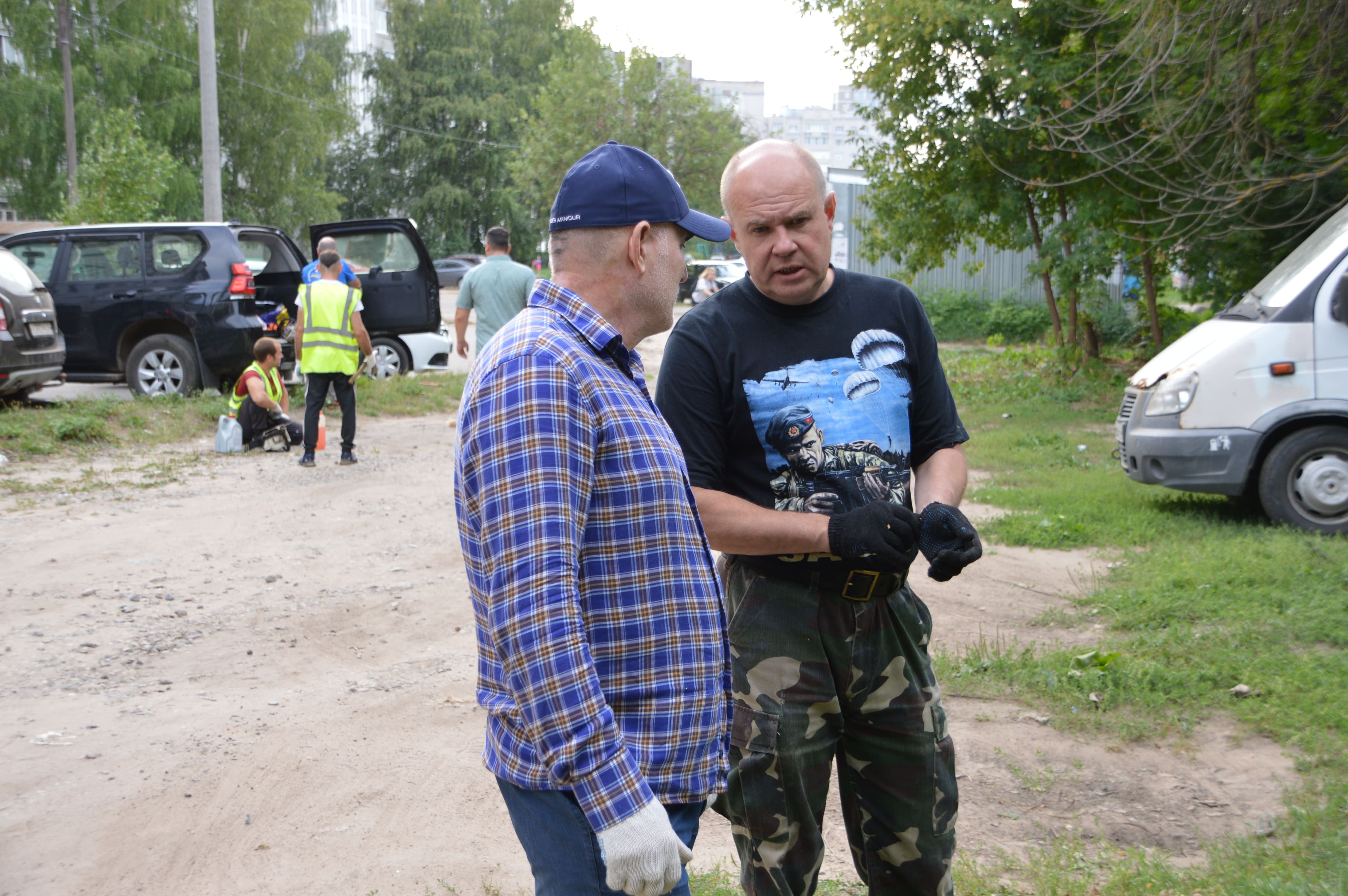 Тверские десантники провели уборку в парке возле ДТДМ