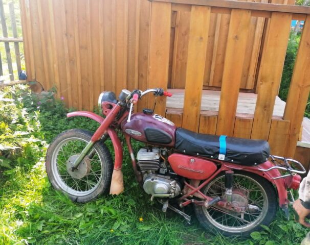 В Тверской области молодой угонщик не смог завести мотоцикл и бросил его В Тверской области молодой угонщик не смог завести мотоцикл и бросил его