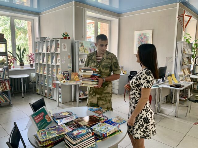 К акции «Книги - детям Донбасса» присоединились тверские росгвардейцы К акции «Книги - детям Донбасса» присоединились тверские росгвардейцы