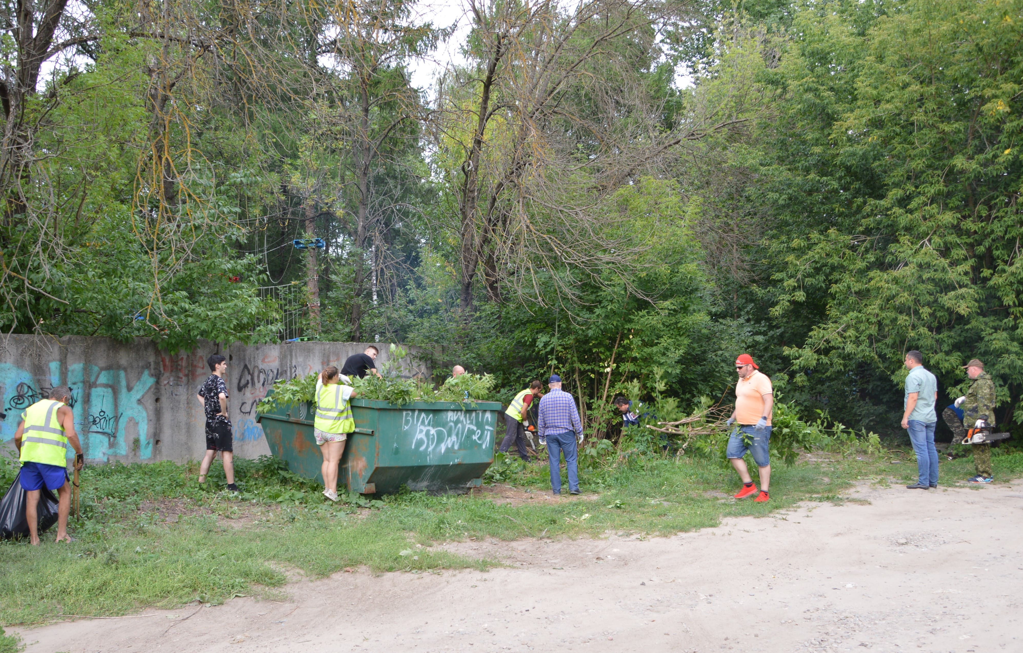 Тверские десантники провели уборку в парке возле ДТДМ