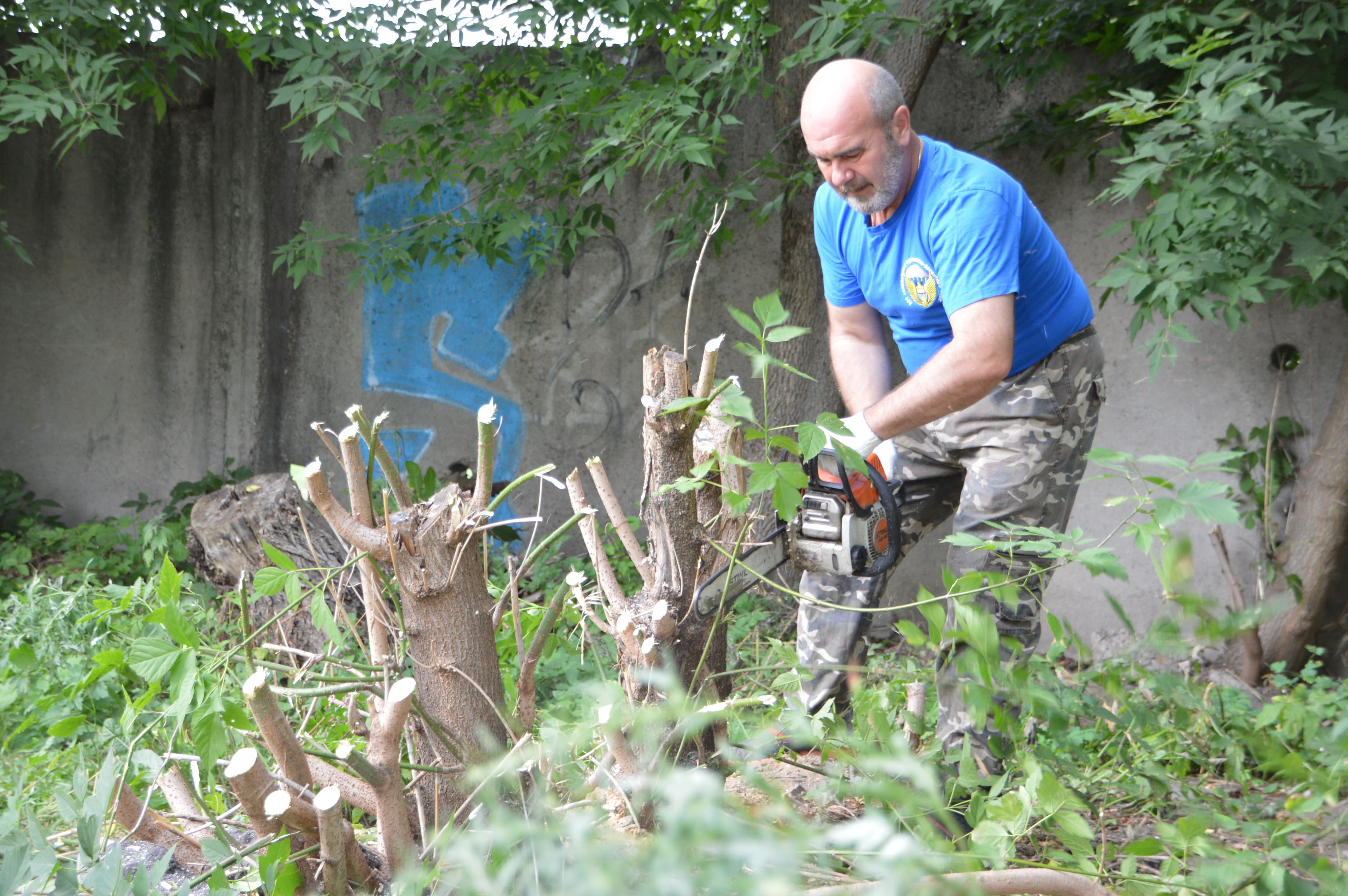 Тверские десантники провели уборку в парке возле ДТДМ