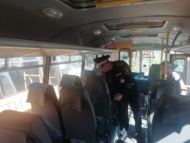 В Бологовском районе сотрудники ГИБДД проверили школьные автобусы В Бологовском районе сотрудники ГИБДД проверили школьные автобусы