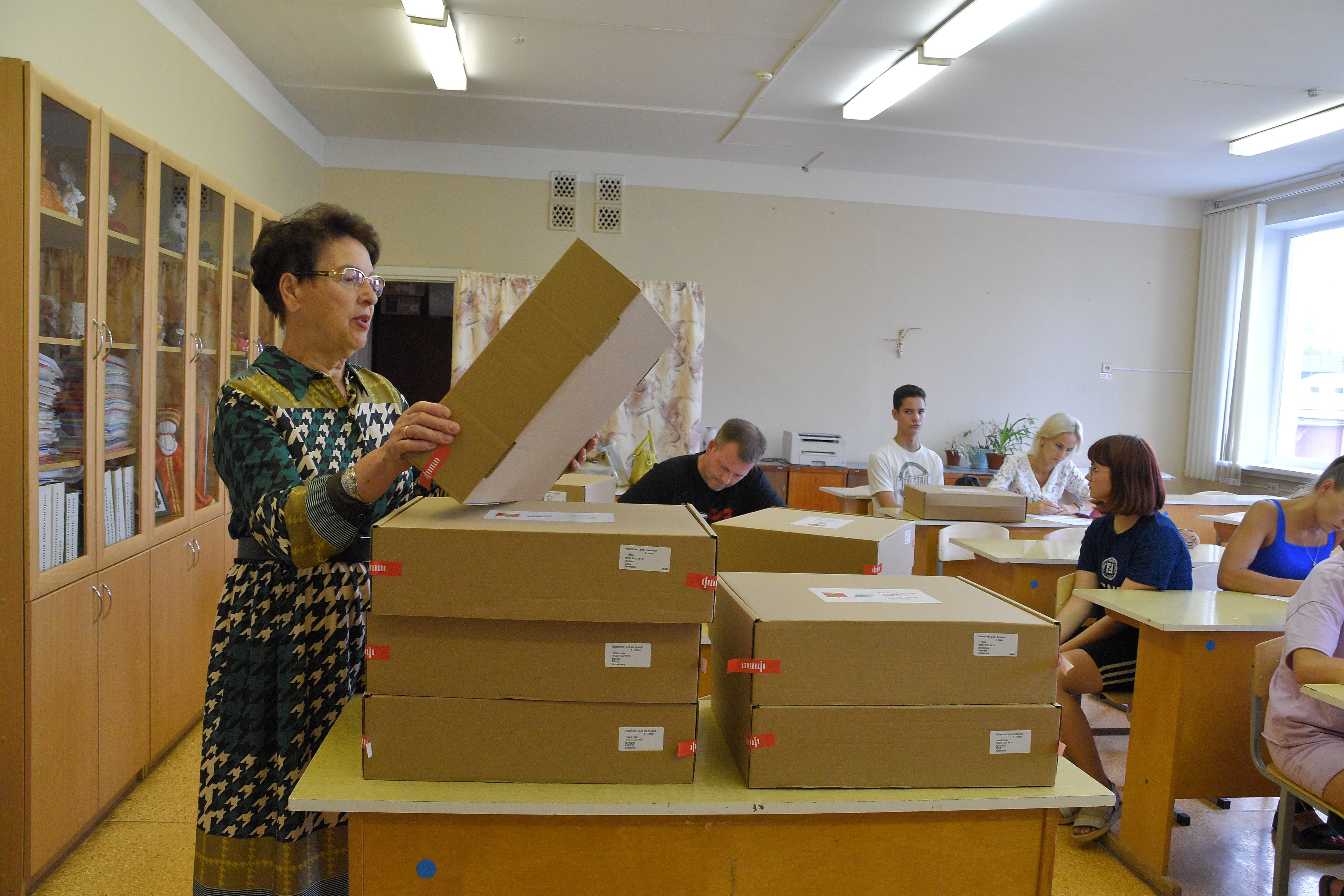 В Твери многодетные семьи получают бесплатную школьную форму