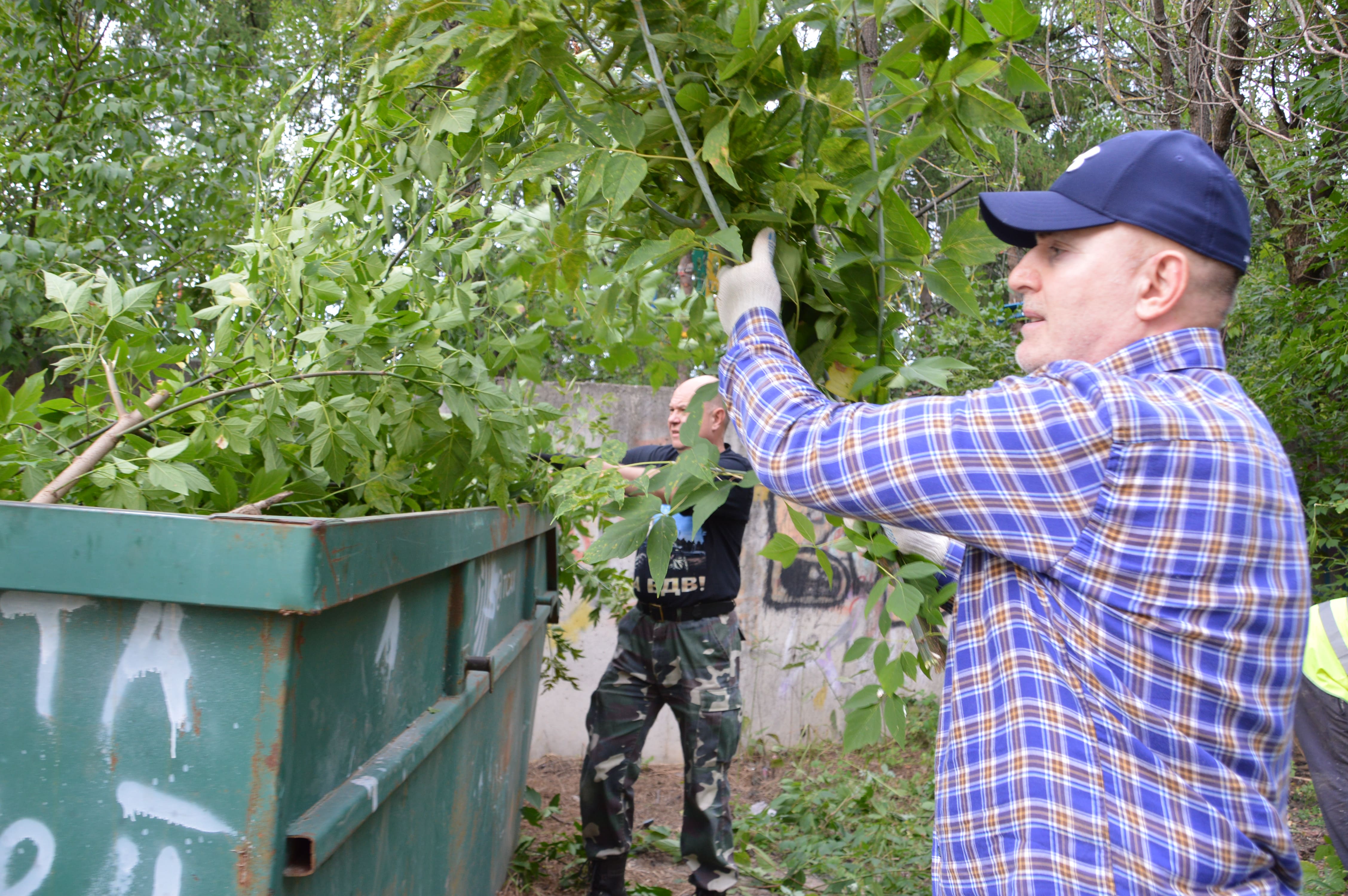 Тверские десантники провели уборку в парке возле ДТДМ