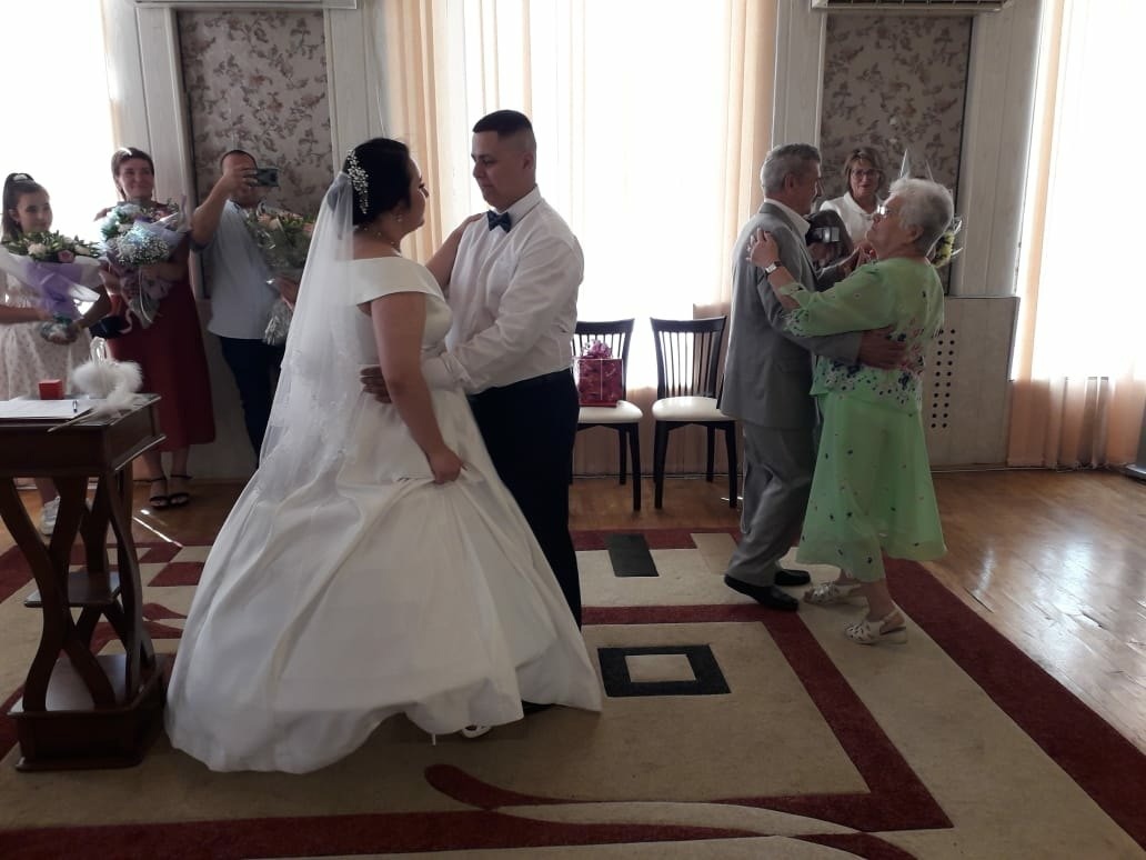 В нелидовском ЗАГСе чествовали молодоженов и юбиляров