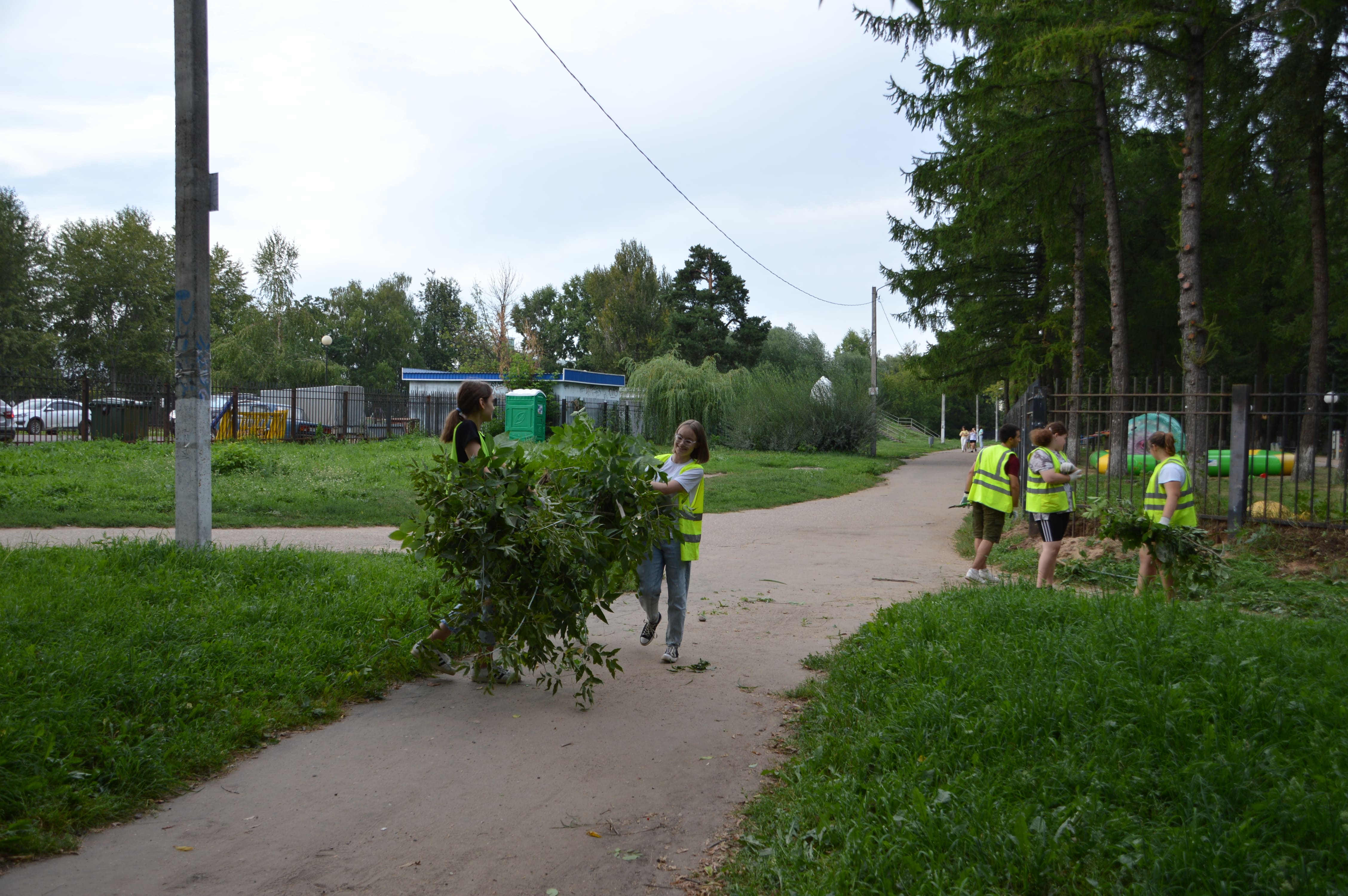Тверские десантники провели уборку в парке возле ДТДМ