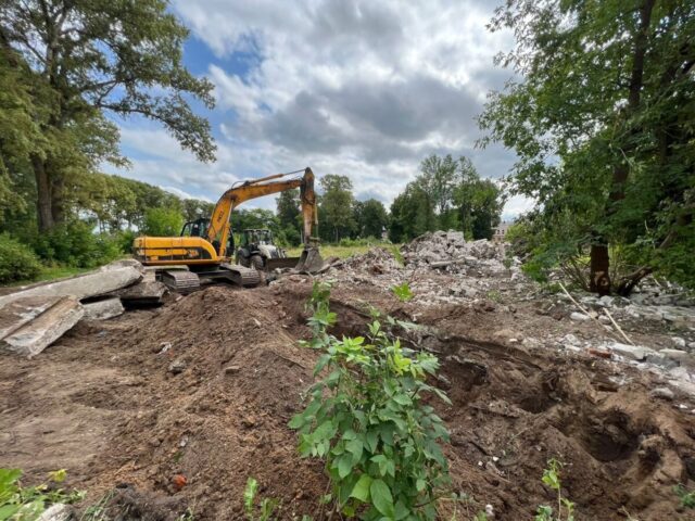 В городе Тверской области на федеральные деньги благоустраивают городской сад В городе Тверской области на федеральные деньги благоустраивают городской сад