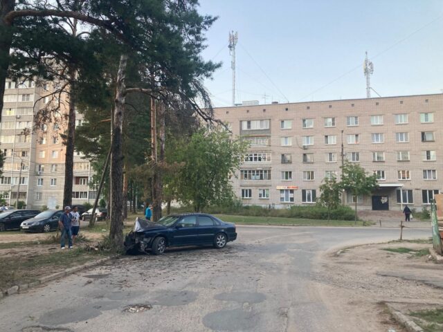 В Твери водитель иномарки врезался в дерево В Твери водитель иномарки врезался в дерево