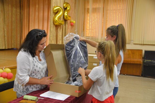 В Твери многодетные семьи получают бесплатную школьную форму