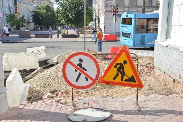 В центре Твери ремонтируют тротуары