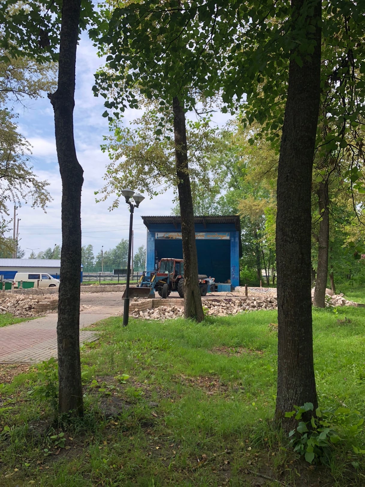 В Нелидово кирпичное ограждение превратят в скамейки