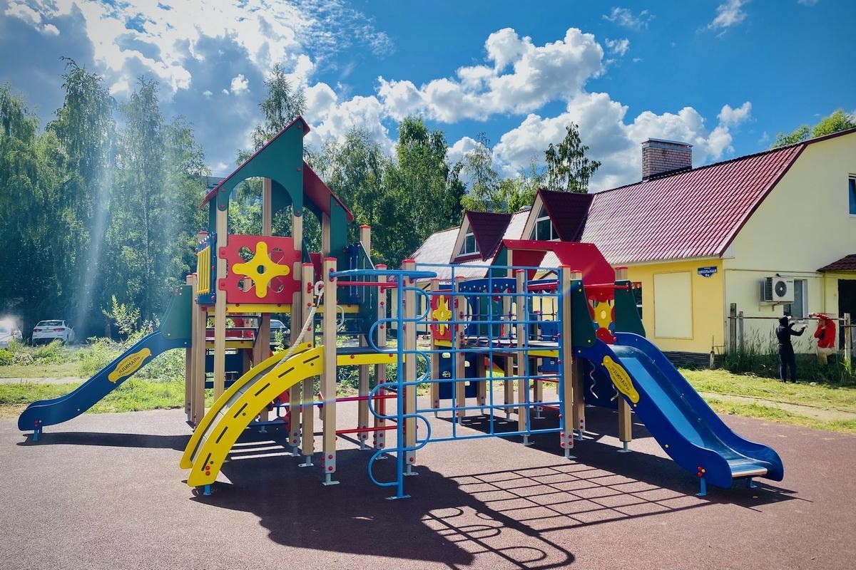 В Лихославле открыли детскую площадку — подарок губернатора В Лихославле открыли детскую площадку — подарок губернатора