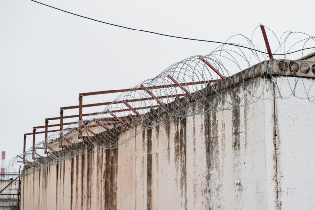 Житель Осташкова 12 лет проведет в колонии после склонения подростка к наркотикам В Тверской области мужчина справил малую нужду в помещении магазина