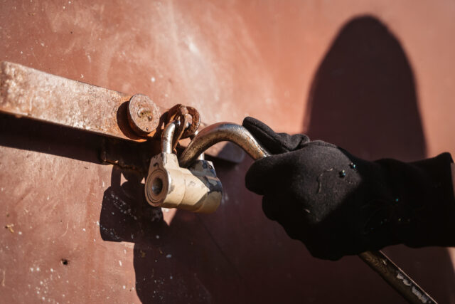 Житель Тверской области наведался в чужой сарай за бензопилой Житель Тверской области наведался в чужой сарай за бензопилой