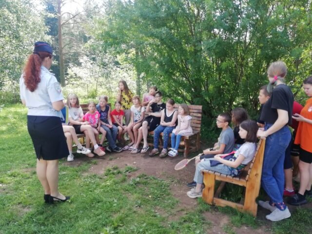 В Тверской области Госавтоинспекторы провели беседу с воспитанниками лагеря