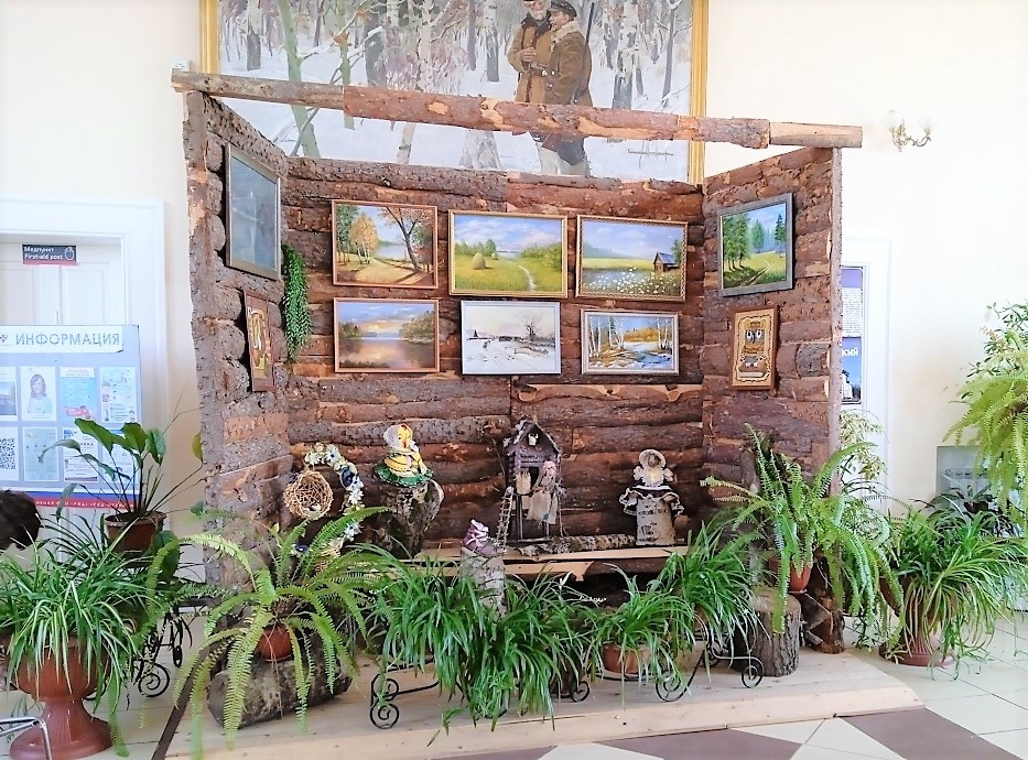 На вокзале в Ржеве появилась сказочная избушка художника