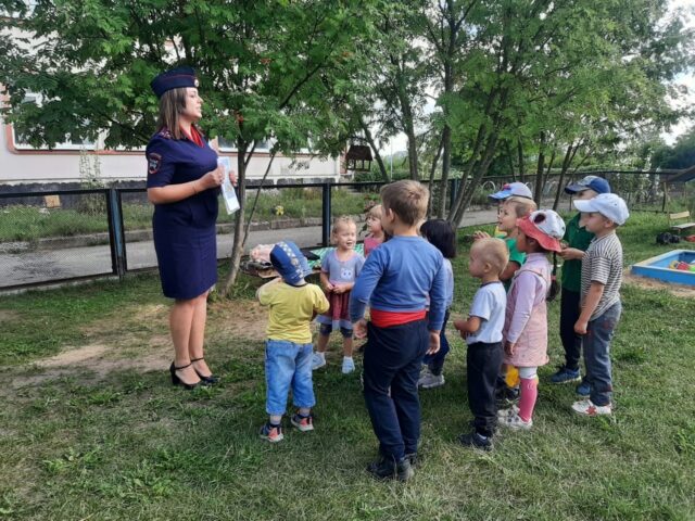 В Калининском районе сотрудники ГИБДД провели занятие по ПДД на улице
