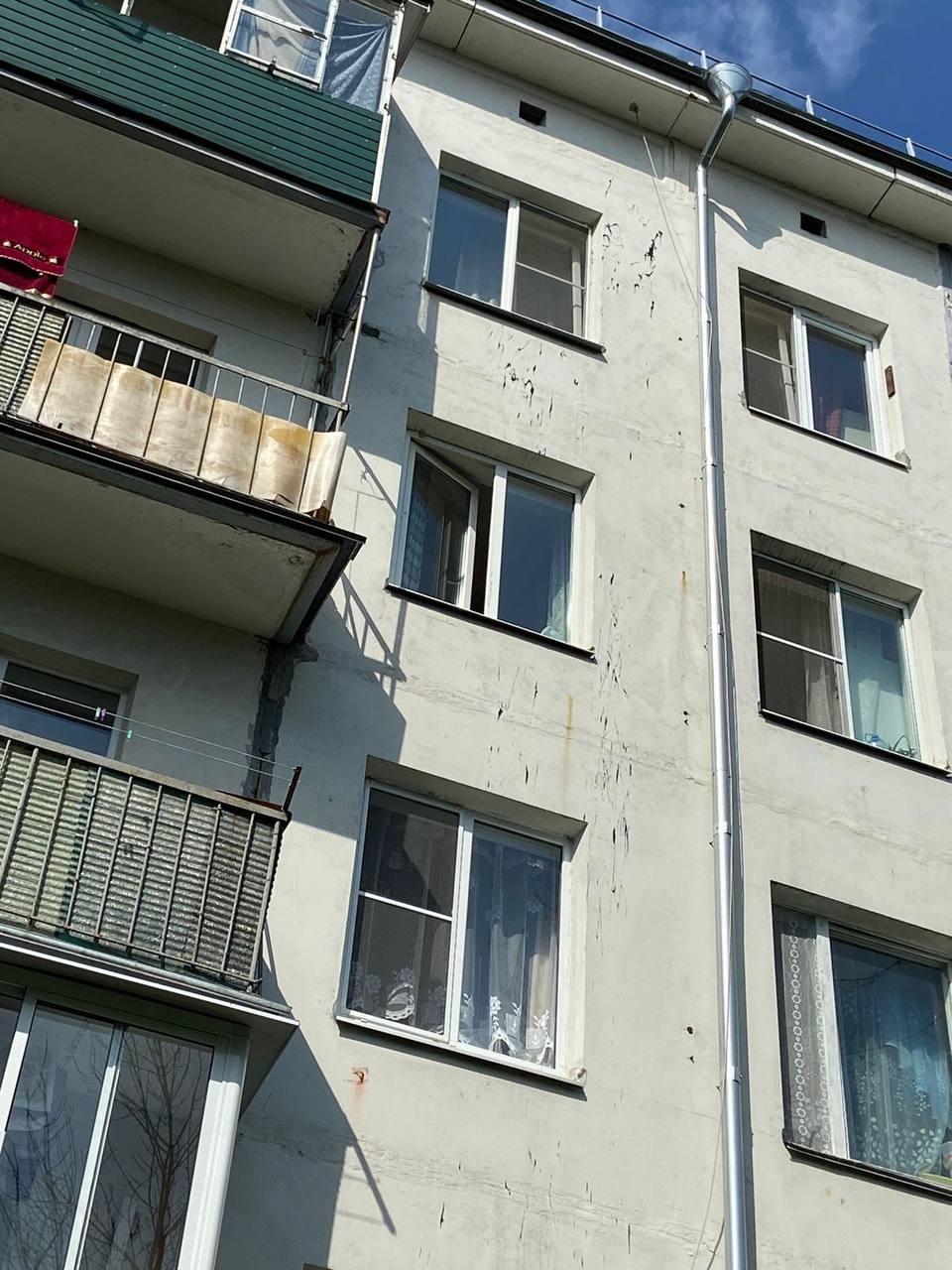 В Тверской области из окна выпала маленькая девочка В Тверской области из окна выпала маленькая девочка