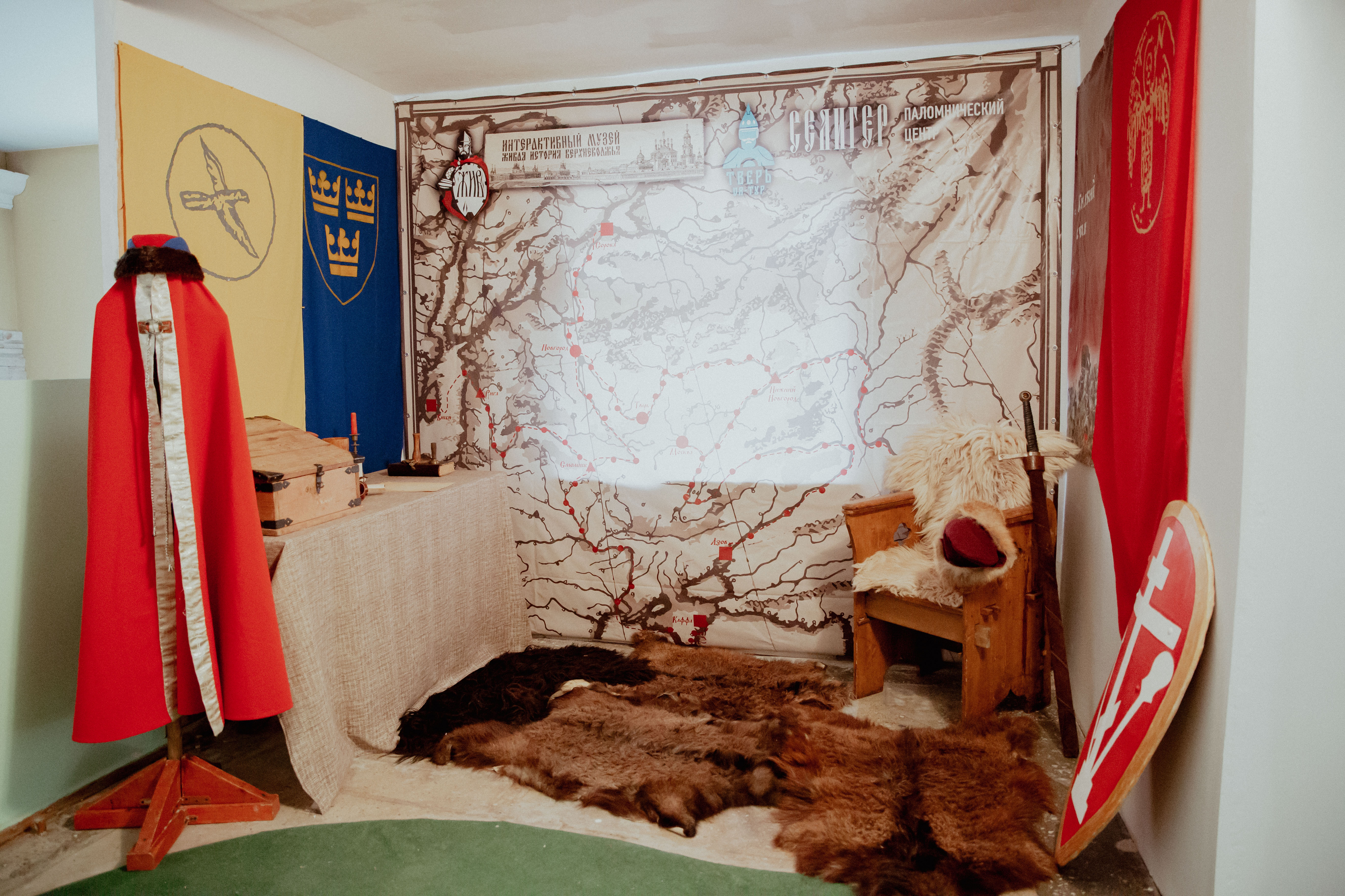 Изучать историю руками: Как в новом музее в Твери сочетаются древние костюмы и очки виртуальной реальности