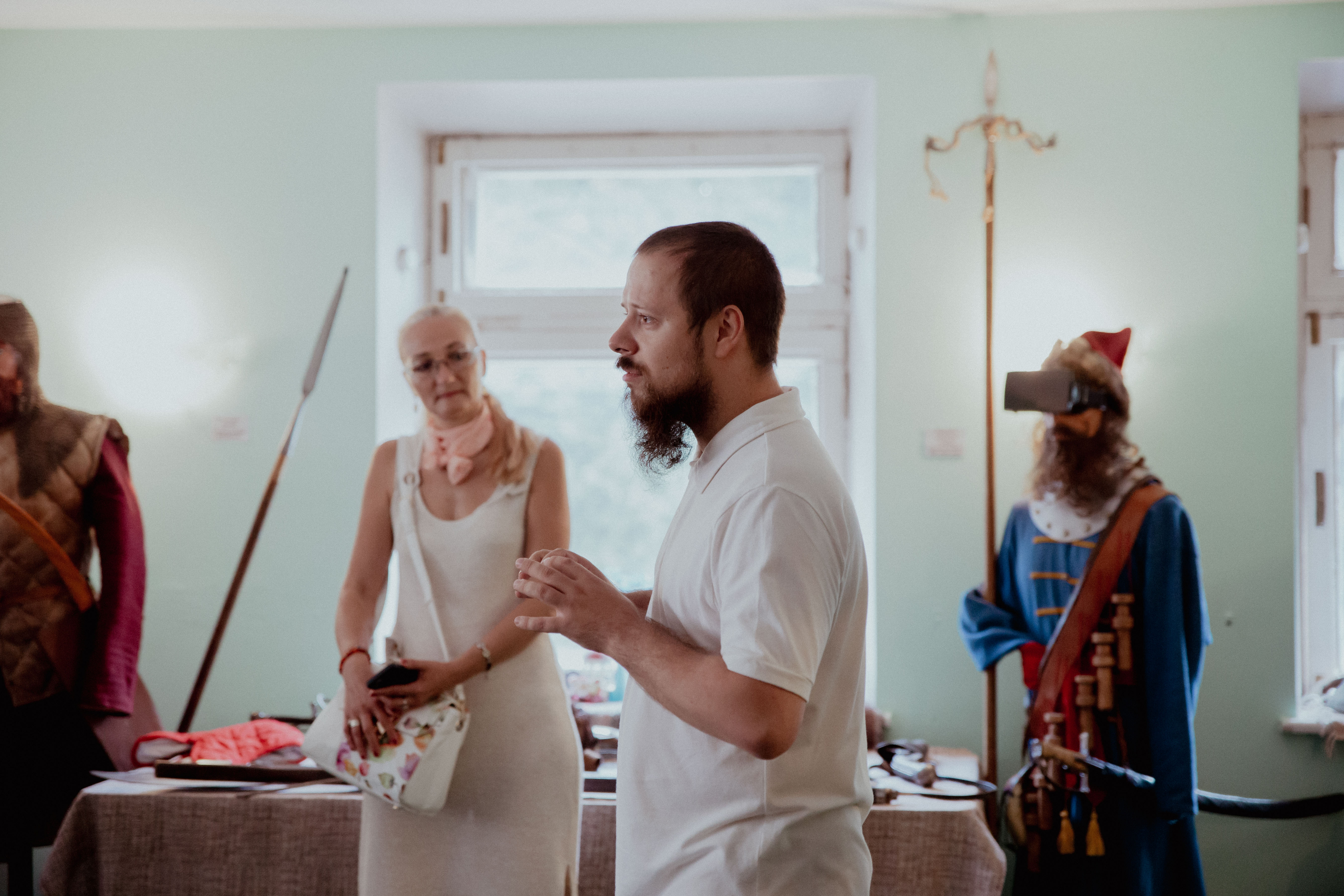 Изучать историю руками: Как в новом музее в Твери сочетаются древние костюмы и очки виртуальной реальности