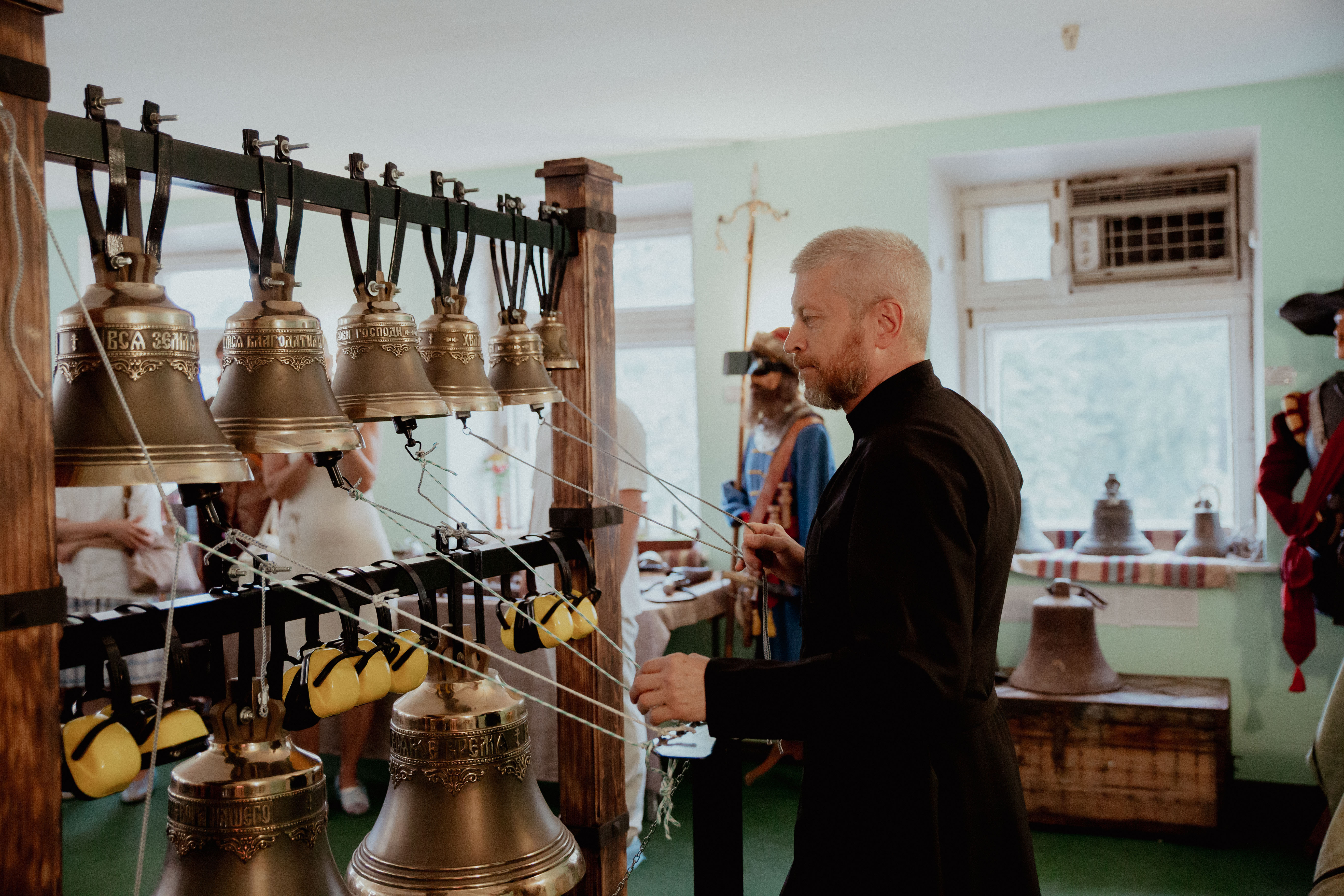 Изучать историю руками: Как в новом музее в Твери сочетаются древние костюмы и очки виртуальной реальности