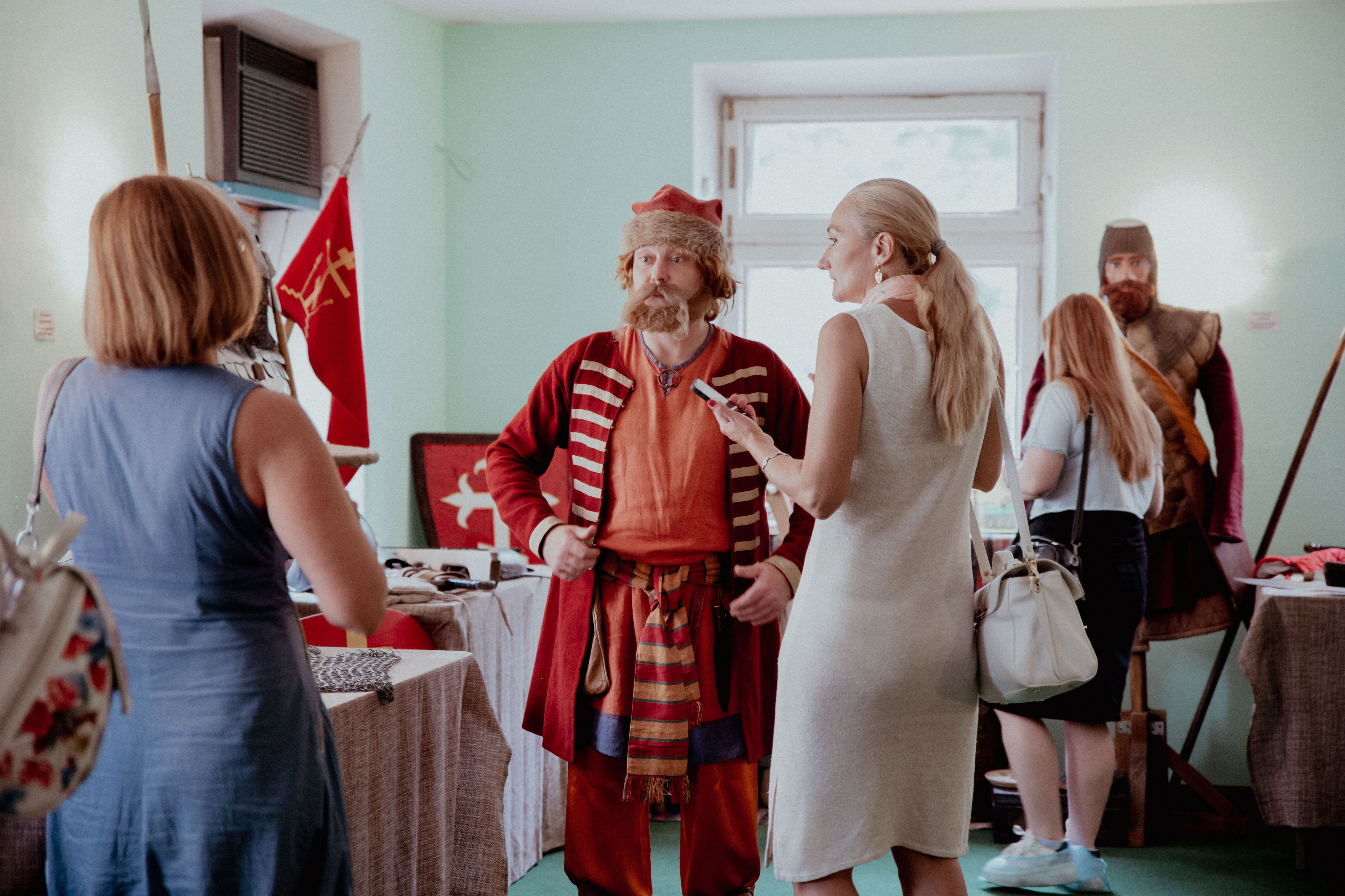 Изучать историю руками: Как в новом музее в Твери сочетаются древние костюмы и очки виртуальной реальности