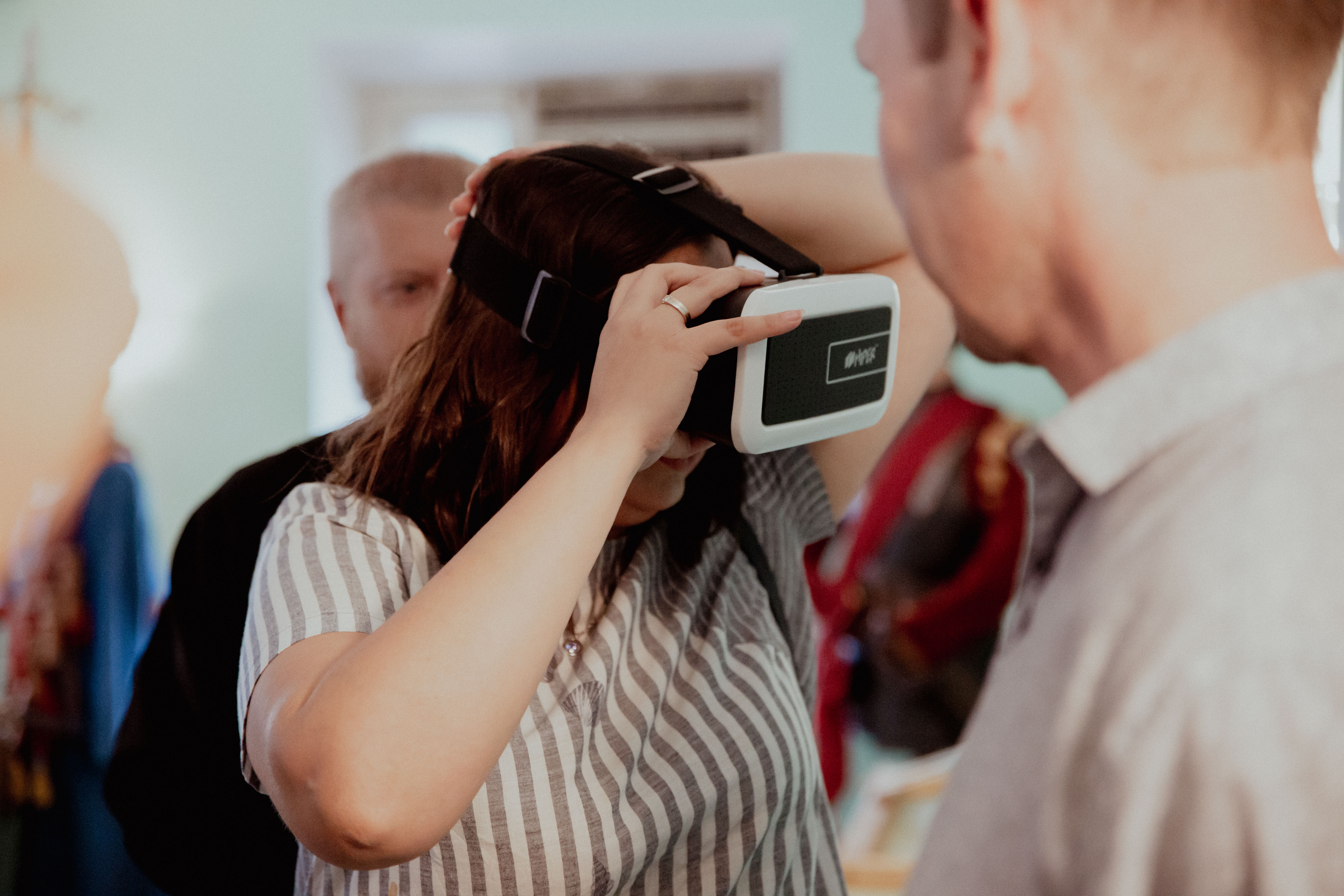 Изучать историю руками: Как в новом музее в Твери сочетаются древние костюмы и очки виртуальной реальности