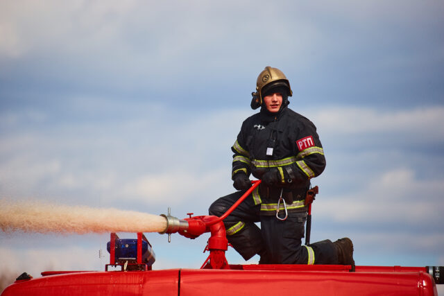 В Калязинском районе горит лесная подстилка В Бологовском районе лесной массив тушили с земли и неба
