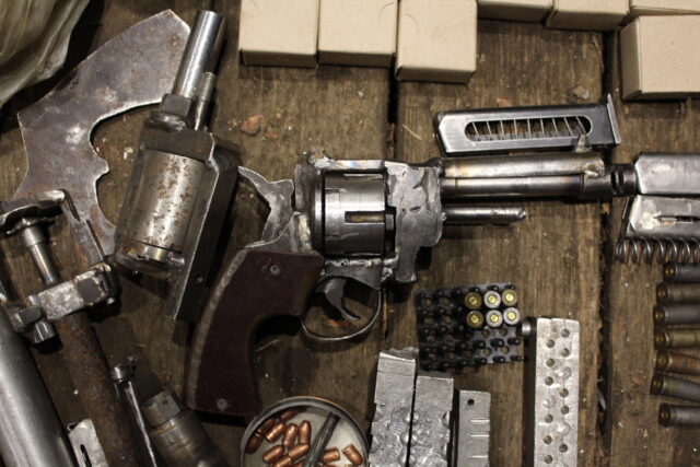 Житель Тверской области подпольно изготавливал оружие и боеприпасы Житель Тверской области подпольно изготавливал оружие и боеприпасы