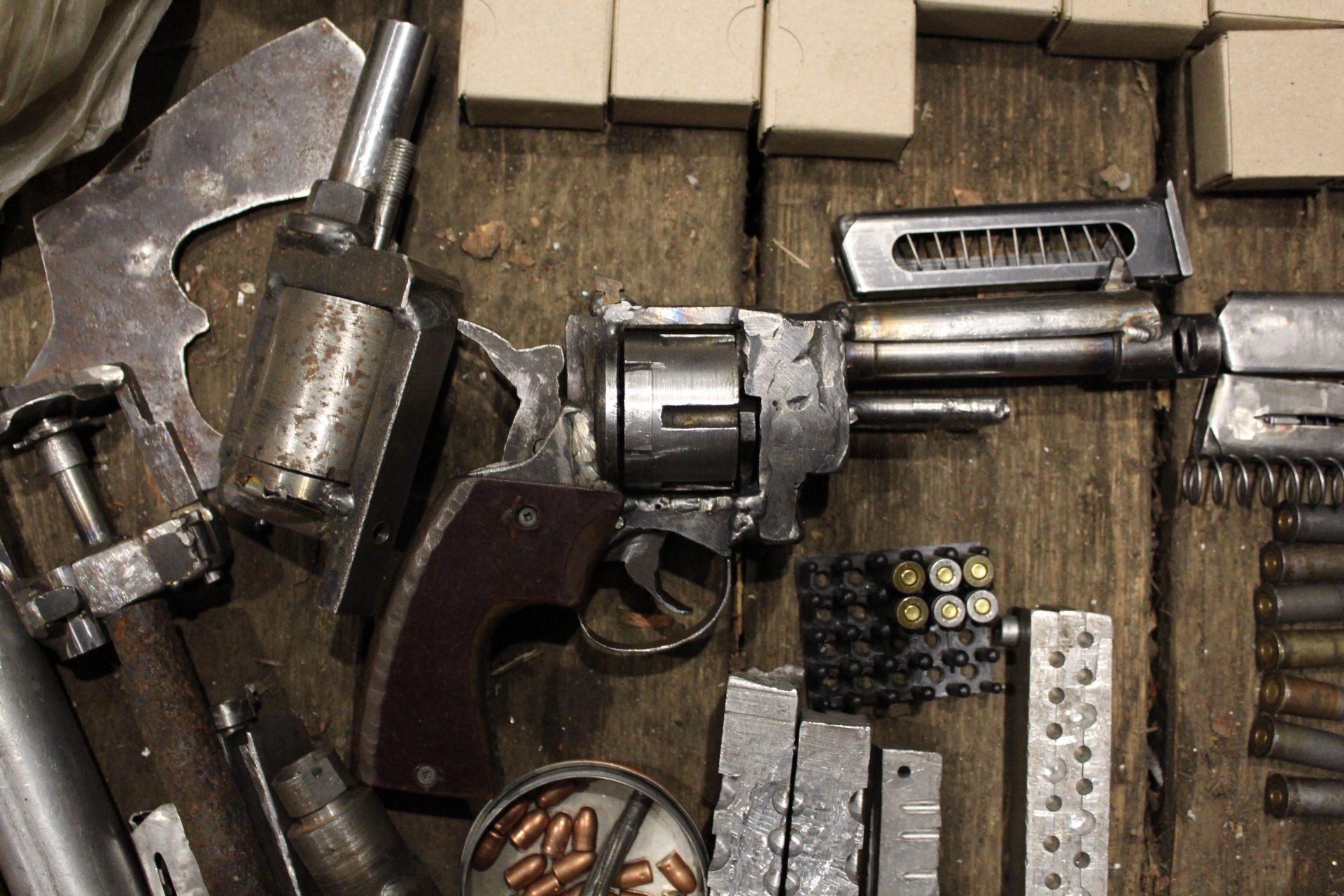 Житель Тверской области подпольно изготавливал оружие и боеприпасы