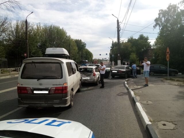 В Твери в аварии с тремя автомобилями пострадала женщина