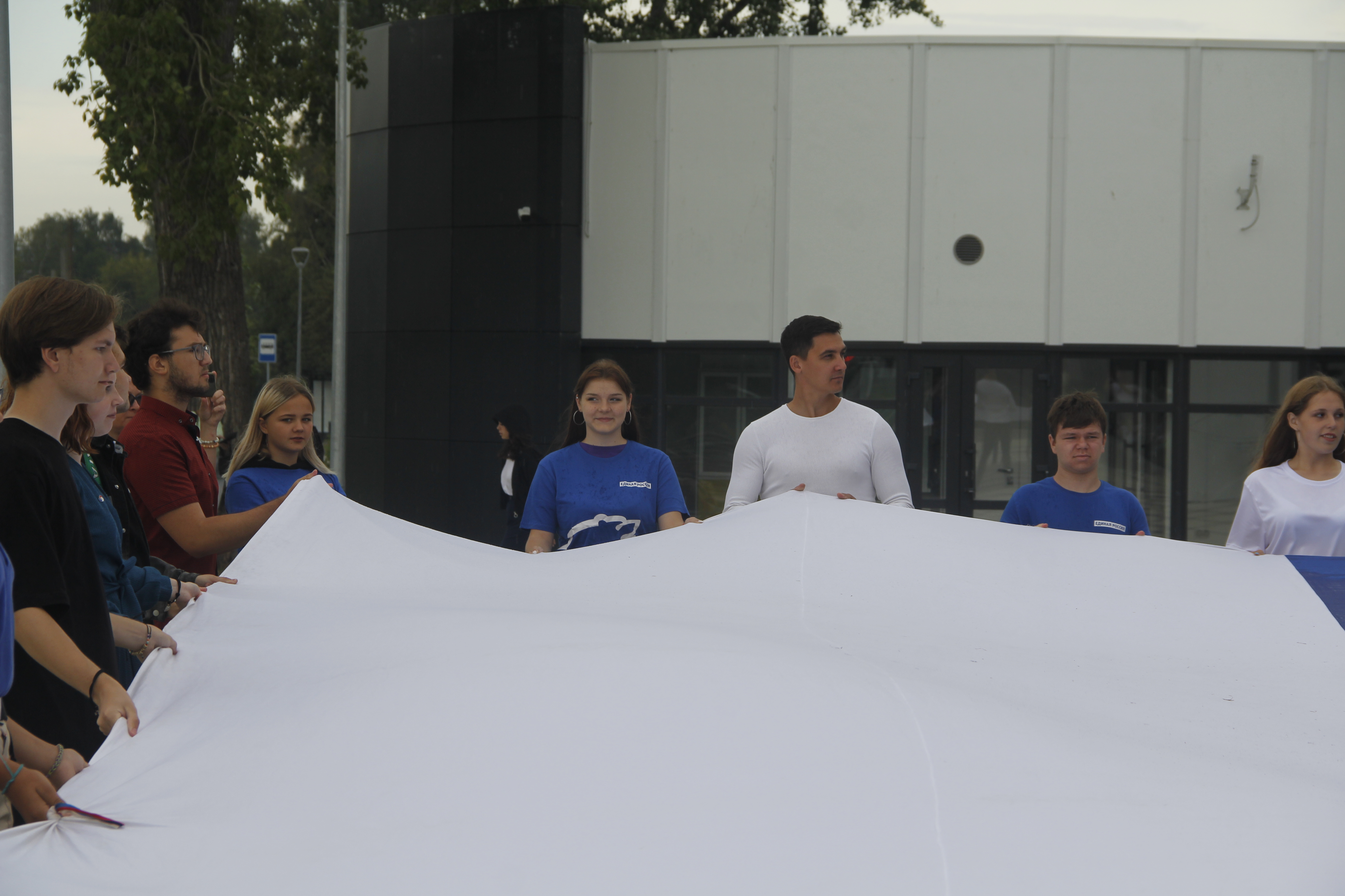 В Твери активисты развернули 16-метровое полотно с триколором