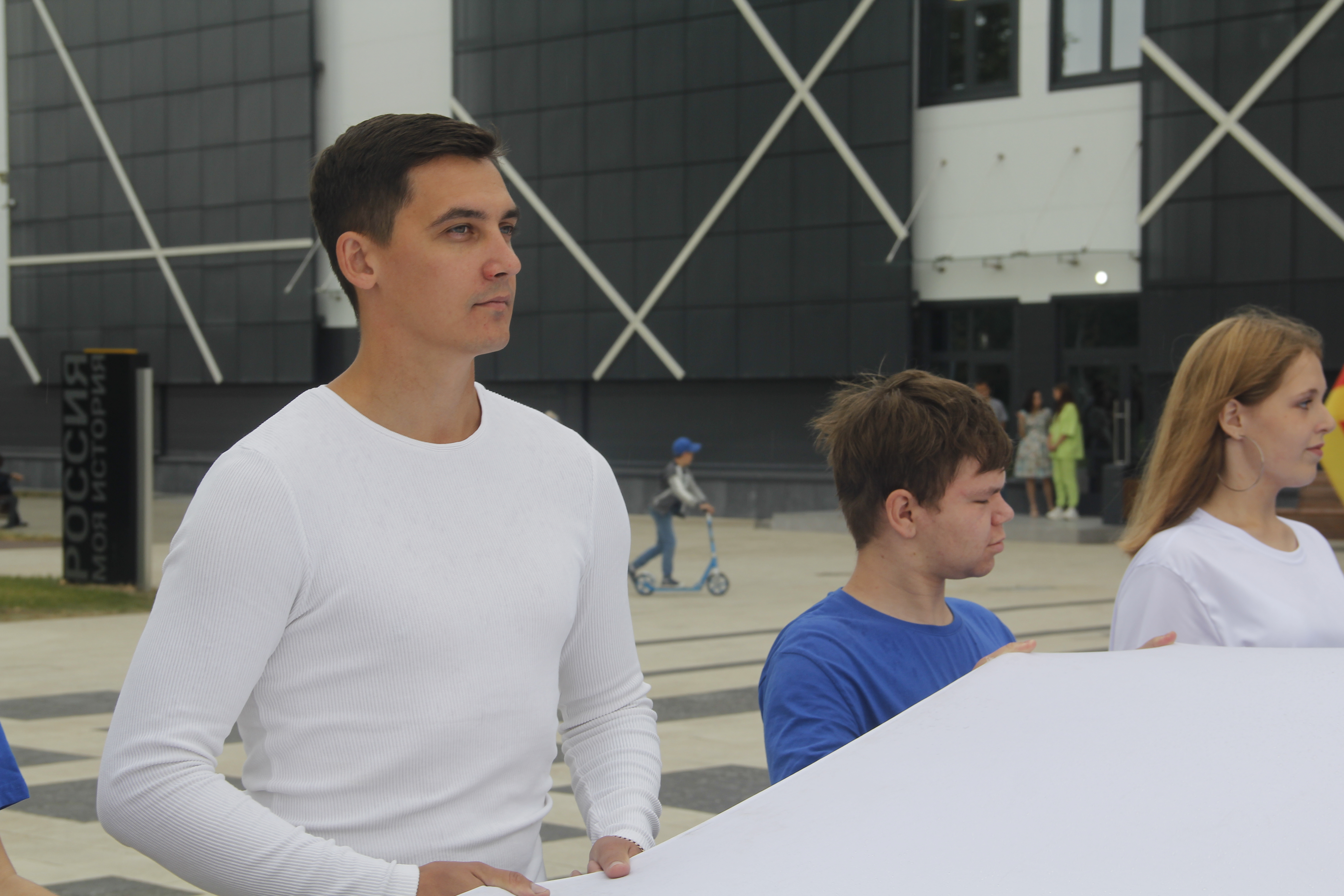 В Твери активисты развернули 16-метровое полотно с триколором