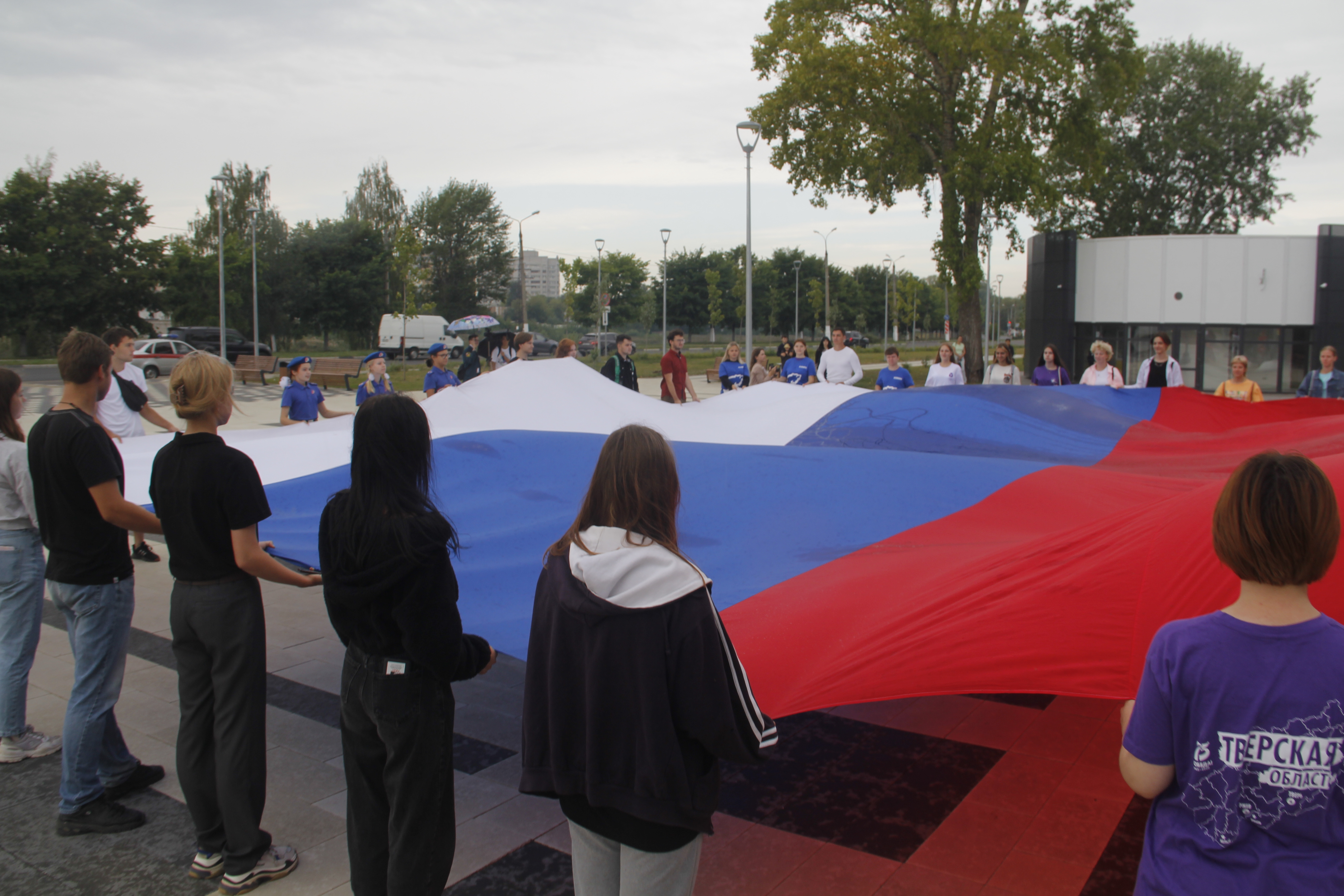В Твери активисты развернули 16-метровое полотно с триколором