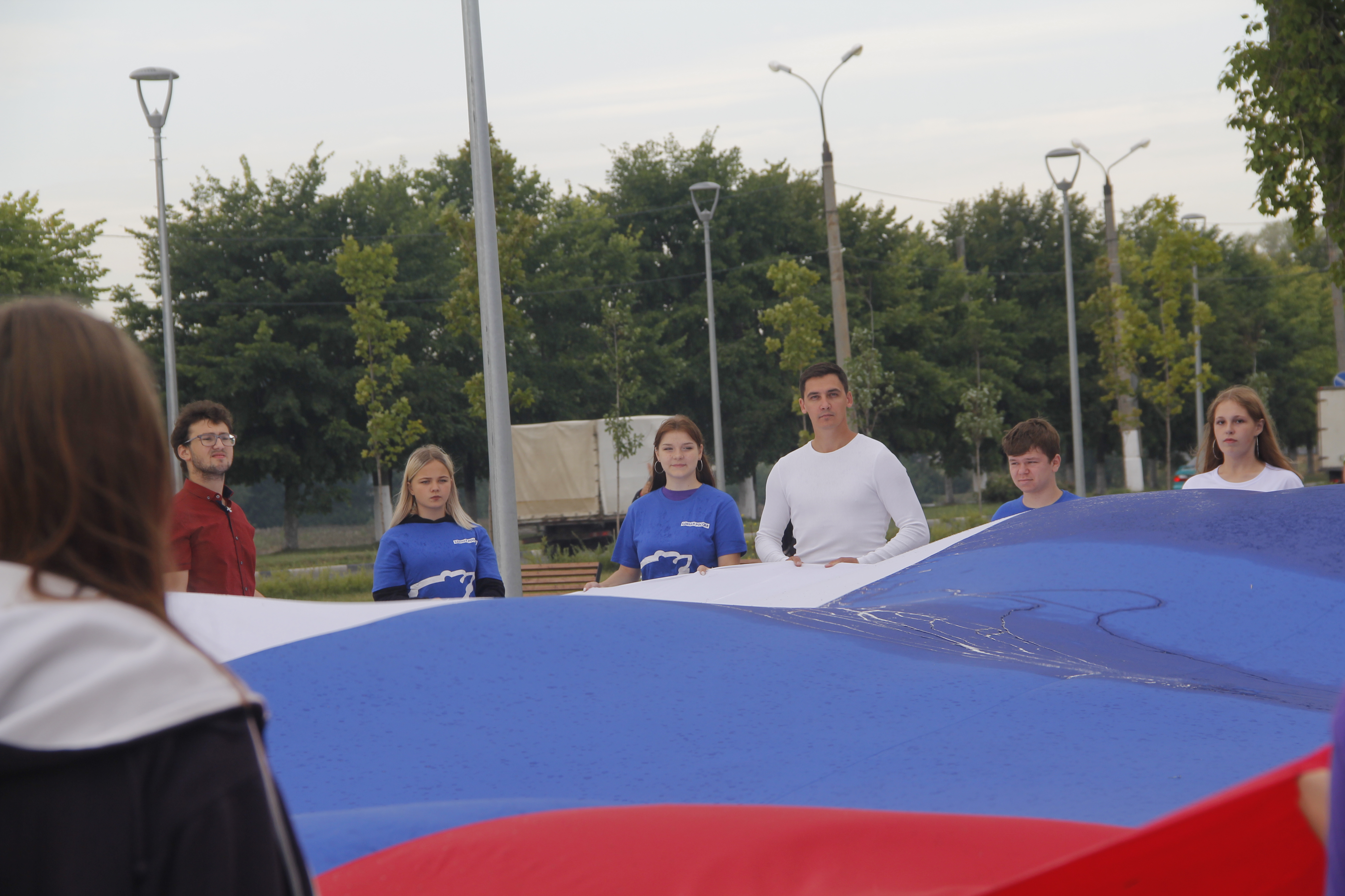 В Твери активисты развернули 16-метровое полотно с триколором