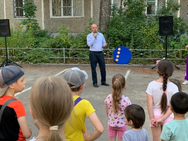 В Твери на празднике двора в «Чайке» детям пожелали успехов в учебе в преддверии Дня знаний В Твери на празднике двора в «Чайке» детям пожелали успехов в учебе в преддверии Дня знаний