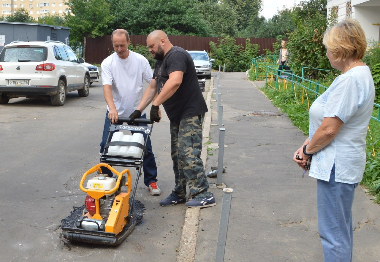Депутаты ТГД Дмитрий Нечаев и Юрий Ануфриев приняли участие в организации решения проблемы с ямами во дворе дома 21 по улице Коноплянниковой