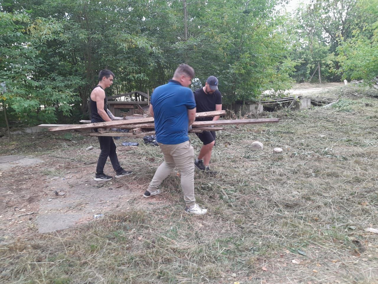 У дома №55 по улице Можайского в Твери прошел субботник