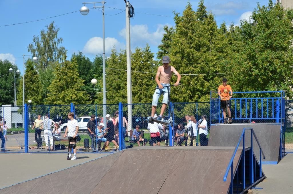 В Вышнем Волочке прошел первый турнир по скейтбордингу и трюковому самокату