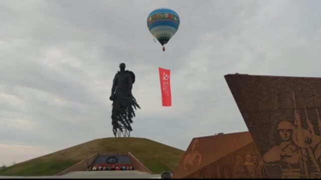 Над Ржевским мемориалом подняли копию Знамени Победы