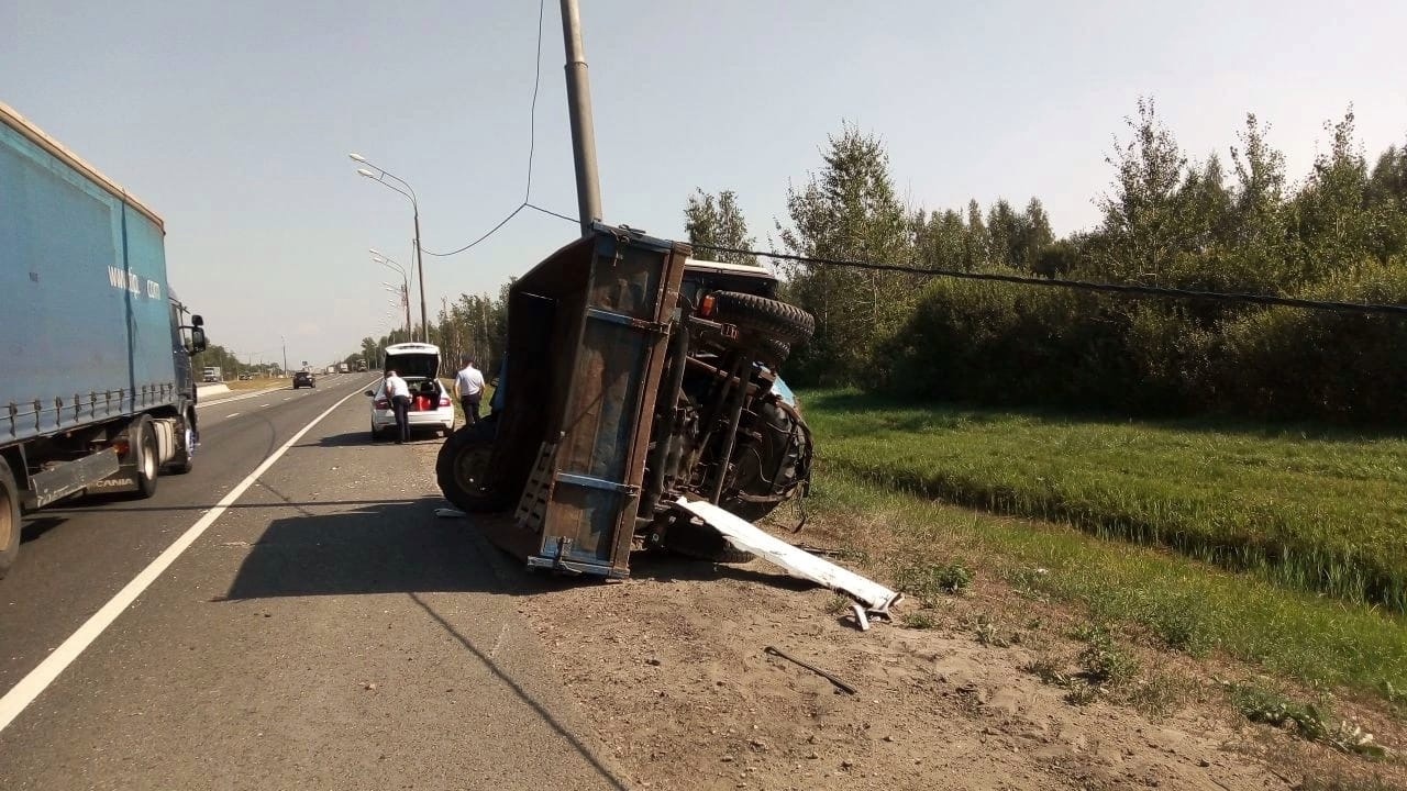 Под Тверью на М-10 грузовик врезался в трактор