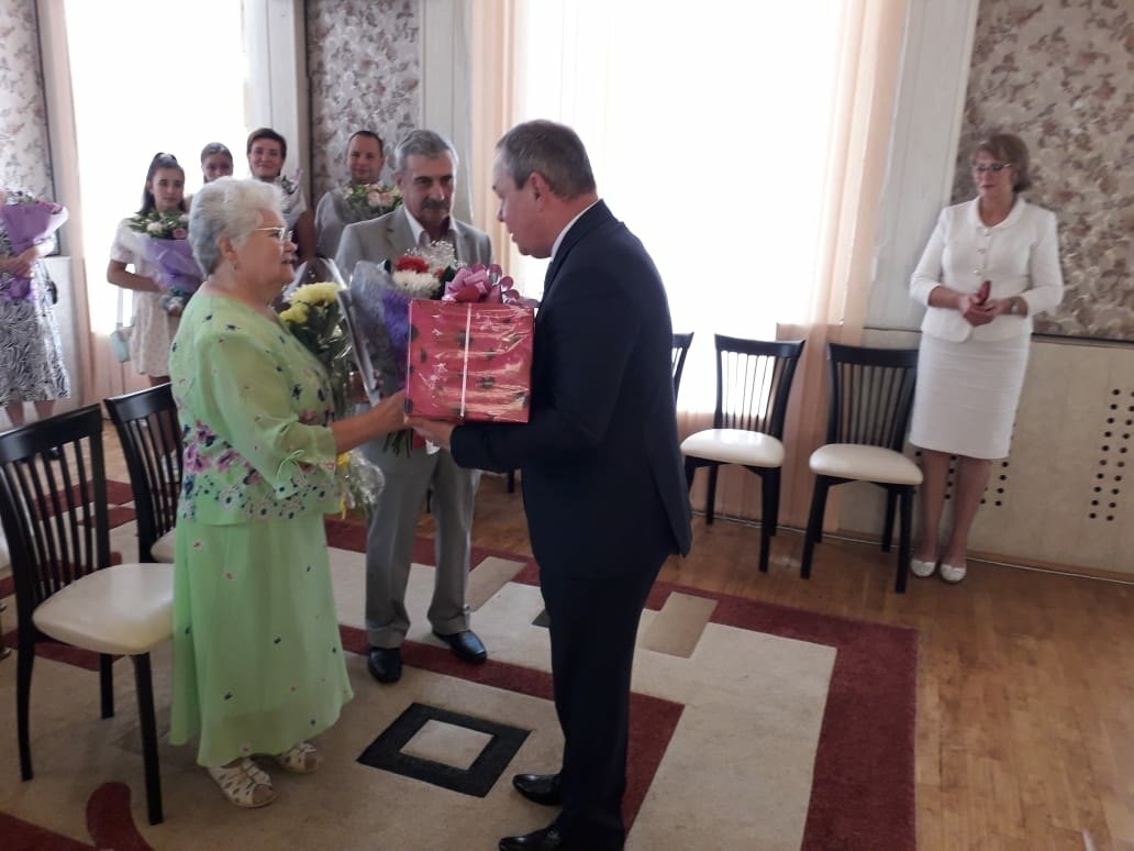 В нелидовском ЗАГСе чествовали молодоженов и юбиляров