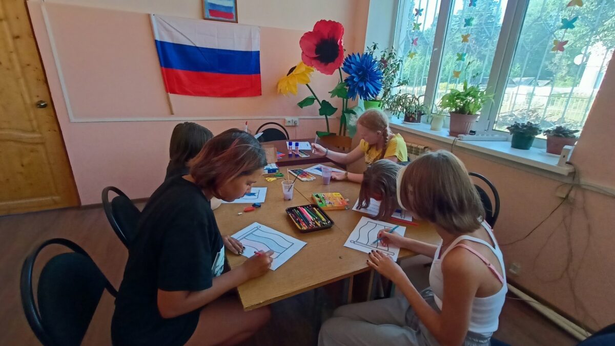 Вышневолоцкие школьники изучали флаг родной страны Вышневолоцкие школьники изучали флаг родной страны